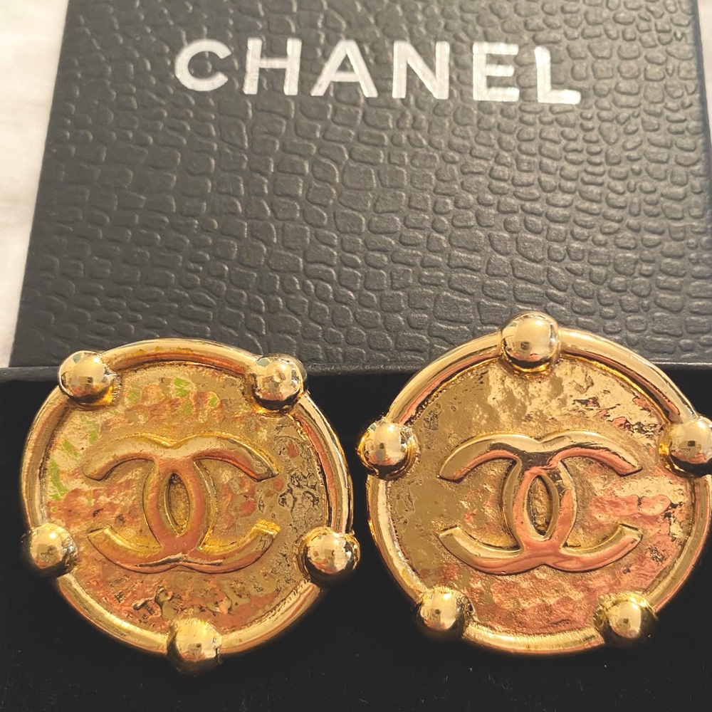 CHANEL CC logo earrings